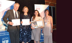 Le deuxième prix a été remporté par l’éditeur de l’Equity de Shawville, Charles Dickson; Lynne Lavery la directrice générale du Journal du Pontiac acceptait le troisième prix en compagnie de Sophia Ryan qui, elle, repartait avec le premier prix, ainsi que la vice-présidente de l’AJCQ, Lily Ryan.	Photo: DL