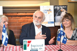 L'artiste-peintre Carmen Éthier, Jean-Paul Perreault, président d'Impératif français, et la chanteuse Micheline Scott lors du lancement de la programmation de la Francofête 2016.	Photo : LRC