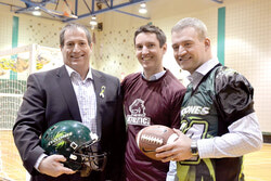 Marc Carrière, député de Chapleau, André Fortin, député de Pontiac et Luc Fortin,  ministre délégué du Loisir et du Sport lors de l'annonce, le 19 février.
Photo: LRC