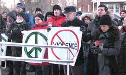 Plusieurs élus et des centaines d’Aylmerois se sont réunis le 30 janvier à la mosquée d’Aylmer pour une vigile à la chandelle. Le but n’était pas seulement de rendre hommage aux victimes de la fusillade à la mosquée de Québec dans Sainte-Foy, mais aussi de témoigner leur solidarité avec la communauté musulmane d’Aylmer et de dénoncer la violence.
Photo: Lily Ryan