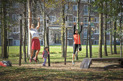 Le Parc Michel-Chartrand de Longueuil est l'un des nombreux sites du Québec avec des 
structures de conditionnement physique pour adultes en plein air faites par Trekfit, l'un des nombreux fabricants qui fournit aux municipalités canadiennes des structures extérieures.	
Photo: Courtoisie