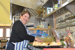 Les employés du Centre alimentaire Aylmer ont beaucoup de travail sur la planche.

Photo: Archives