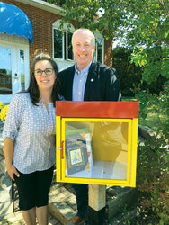 Gilles Chagnon et Mélodie Legault de La petite école de mon quartier posent près de la nouvelle bibliothèque. urbaine. Photo: Nicolas Sabourin