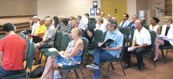 Le 19 août dernier, plusieurs résidents d’Aylmer étaient présents lors de la consultation publique au sujet un changement de zonage dans le secteur Château Cartier.	Photo: LRC
