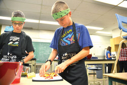 À chaque semaine, une douzaine d'élèves se réunissent dans le cuisine de l'École seconaidre Grande-Rivière (ESGR).
Photo: LRC