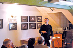 Michael McBane a raconté l’histoire du premier maire d’Aylmer, John Egan, 
lors d’une conférence au Musée de l’Auberge Symmes.  photo: Charles Fontaine.