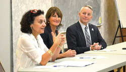 Rita DeSantis, ministre responsable de l’Accès à l’information et de la Réforme des institutions démocratiques, Kathleen Weil, ministre de l’Immigration et conseiller de Lucerne,
Mike Duggan s’adressent aux membres de l'association régionale des West Quebecers à Aylmer, le 6 septembre.
Photo: Lily Ryan