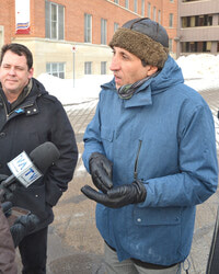 Amir Khadir, le porte-parole de Québec 
solidaire (QS) en tournée en Outaouais avec Christian Meilleur, vice-président régional de la FSSS-CSN (gauche).
Photo: LRC