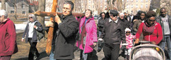 Environ 300 Aylmerois se sont rassemblés pour la procession du Chemin de croix du vendredi Saint, 
le 3 avril.

Around 300 of Aylmer’s devout Christians 
gathered together on Good Friday, April 3, 
to walk the Way of the Cross.

Photo: JM