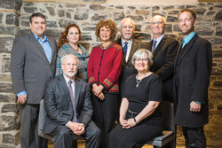 Debout : Les récipiendaires M. Stéphane Lessard et Mme Gillianne Mongeon, la conseillère municipale et présidente de la Commission des arts, de la culture, des lettres et du patrimoine, Mme Mireille Apollon ainsi que les récipiendaires M. Michel Riberdy, M. Michel Papineau et M. Simon Drolet. Assis : Les 
récipiendaires M. Jean Deschênes et Mme Hélène Philippe. Absent de la photo : Le récipiendaire M. Marc-André Branchaud	Photo courtoisie