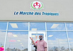 Bonaventure Ayena, propriétaire du nouveau magasin Le Marché des Tropiques.	
Photo: LRC