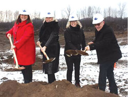 De gauche à droite, Nadine Peterson, directrice générale de la CSPO, Maryse Gaudreault, députée de Hull, Nathalie Villeneuve, commissaire du quartier, et Mario Crevier, président de la CSPO. Courtoisie de la CSPO.