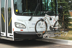  À Oakville en Ontario, les autobus offrent un service de supports à vélos. Certains autobus locaux auront maintenant eux aussi des supports à vélos.
Photo: Courtesy